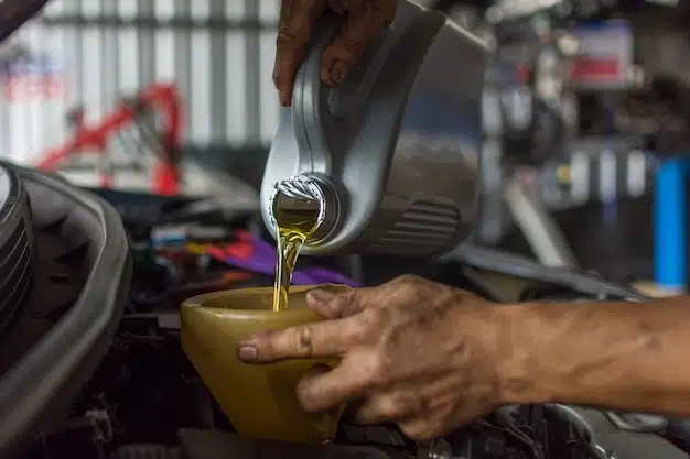 berapa km ganti oli mobil l300​